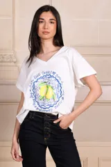 Remera blanca de algodón con escote en "v" y estampado de limones.