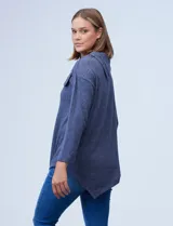 Buzo azul en tejido soft de la marca Ruby Rd. Tiene cuello volcado con aplique de botones y terminación de ruedo asimétrico.