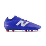 Botines de fútbol New Balance modelo Tekela, color azul con detalles en naranja y logo lateral en plateado. Presentan un empeine de microfibra sintética, cuello tejido de una sola pieza para mayor sujeción y suela FG con tacos para tracción en césped natural.