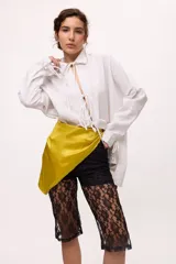 Pantalón capri negro de encaje con calza interior.