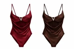 Body negro con escote drapeado y detalle metálico en forma de V en el centro del busto. Confeccionado en tela elastizada de acabado satinado y tirantes finos.