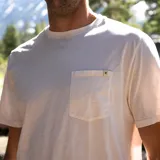 Remera blanca de manga corta con bolsillo en el pecho.