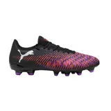 Championes de fútbol Puma Future 8 Play FG/AG, color negro con detalles en fucsia, naranja y violeta.