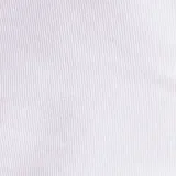 Camiseta blanca de manga corta y cuello redondo, confeccionada en tejido de punto rib al cuerpo.