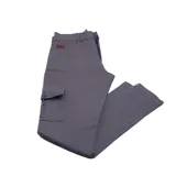 Pantalón cargo azul marino con bolsillos laterales y traseros, de corte ajustado.