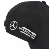 Gorra Adidas de la colección Mercedes, color negro con el logotipo de Mercedes-Benz bordado en blanco en el panel frontal y el emblema de Adidas en el borde de la visera, la cual cuenta con un ribete en tono verde agua.