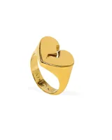 Anillo dorado con forma de corazón partido.