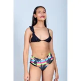 Conjunto de bikini compuesto por un corpiño triangular negro con detalle de volados en uno de los breteles y una bombacha de tiro medio con estampado de palmeras y franjas coloridas, con volados en los laterales.