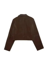 Campera corta de efecto cuero color marrón, con cuello solapa, cierre frontal y diseño de estructura ligera.