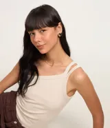 Blusa color naranja, confeccionada en tejido rib de algodón, con escote de un solo hombro y doble asa.