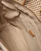 Cartera tipo tote de diseño tejido tipo red color tostado, con asas y detalles en cuero sintético del mismo tono. Incluye un aplique circular frontal perforado con el logo de la marca.