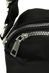 Bandolera negra de material sintético, con correa ajustable y dos compartimentos frontales con cierre de cremallera metálico.