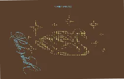 Bolso tipo tote bag de gabardina color marrón, con estampado frontal en puntos amarillos que simulan un cisne y estrellas. Presenta texto caligráfico en azul claro en el lateral.