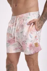 Short de baño con estampado abstracto multicolor en tonos rosados, celestes y verdes, con cintura elástica y cordón ajustable.