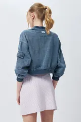 Minifalda recta con estampado de cuadros blancos y negros, con cierre invisible en el lateral.