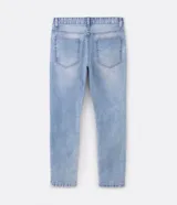 Pantalón de jean celeste, corte skinny, con cierre de botón y cremallera, bolsillos delanteros y traseros.