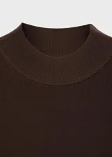 Vestido corto de tejido de punto fino en color marrón chocolate, con cuello perkins y mangas cortas. Presenta un diseño evasé que se ajusta suavemente al cuerpo.