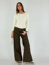 Pantalón de jean acampanado color verde musgo, con cintura alta y ruedo desflecado.