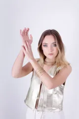 Brazalete dorado de múltiples hilos finos.