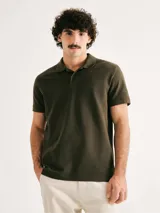 Polo marrón de manga corta confeccionada en tejido de piqué de algodón.