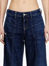Jeans acampanados de tiro bajo Diesel D-AKII, color azul oscuro, con bolsillos de parche delanteros y traseros, costuras frontales y traseras, y corte ancho.