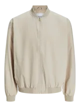 Campera bomber color beige, de manga larga, con cuello baseball y cierre frontal de cremallera.