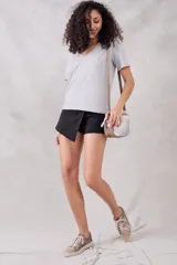 Remera gris de algodón con cuello en V y mangas cortas.