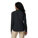 Camisa de senderismo Columbia modelo Silver Ridge Utility, color negro, de manga larga con protección solar y tejido antitranspirante. Cuenta con cuello clásico, cierre frontal de botones, dos bolsillos en el pecho y ventilación de malla en la espalda.