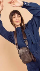 Bandolera morral color verde militar, con cierre metálico principal y cierre frontal. Cuenta con correa de galón gruesa y ajustable.