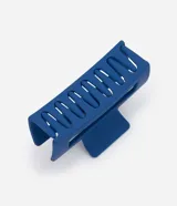 Pinza para el pelo color azul, de diseño rectangular y acabado mate, con diseño ahuecado en el centro y mecanismo de resorte metálico.