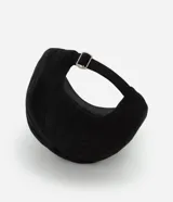 Gorra de sarga negra con visera curva y bordado frontal en blanco que dice "sensitive content inside".