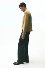 Remera de manga larga en punto pesado de algodón color camel, con cuello redondo ribeteado acanalado, hombros caídos, bolsillo superior abierto y bajo recto. Corte holgado.