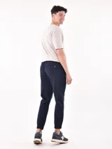 Pantalón jogger de color azul marino, con cordón ajustable en la cintura y puños elásticos en los tobillos.