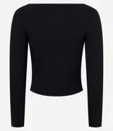 Blusa cropped de punto roja con escote cuadrado, mangas largas y botones dorados.