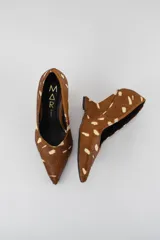 Zapatos de tacón cuña escultural, con diseño en cuero de pelo con estampado animal print tipo ciervo en tonos marrón y blanco, punta fina y marca Mari en la plantilla.
