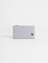 Billetera de cuero vegano color verde claro, con cierre superior y aplique metálico con logo en la parte frontal.