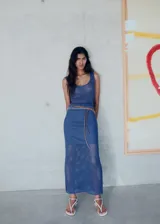 Falda larga de punto grueso con diseño de crochet, corte recto y cintura elástica, con forro interior.