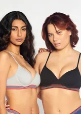 Soutien de microfibra preformado sin costuras, con copa y aro. Breteles regulables y contorno inferior con rayas horizontales rojas, blancas y azules.