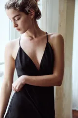 Vestido midi tipo lencero con escote en pico y tirantes finos ajustables multiposición.