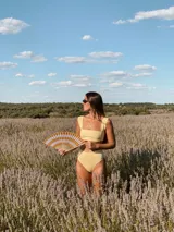 Parte de abajo de bikini tiro alto, modelo vedetina, de hilo color amarillo.