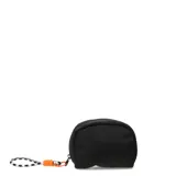Monedero pequeño de forma redondeada en color negro, con cierre superior y una correa de mano de cuerda trenzada en blanco, negro y naranja.