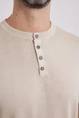 Sweater verde con cuello redondo y tres botones.