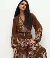 Vestido largo de viscosa color marrón con estampado paisley, mangas largas abullonadas, escote en V y cinto delgado ajustable en la cintura.