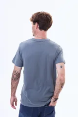 Remera de cuello redondo y manga corta, con diseño básico y calce cómodo.