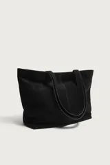 Bolso tipo shopper de piel con acabado serraje, de diseño amplio con compartimento principal y dos asas de hombro.