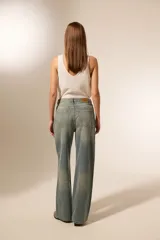 Pantalón de jean azul con textura, corte recto y calce medio.
