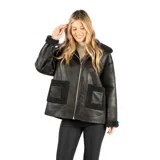 Campera de gamuza sintética color negro, completamente forrada en corderito. Presenta cierre frontal metálico, cuello solapa, puños y bolsillos frontales con detalles en corderito.