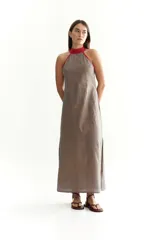 Vestido largo suelto de lino color gris con cuello halter y detalles en rojo.