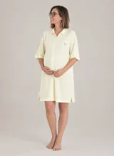 Camisa maternal color amarillo claro, confeccionada en viscosa suave y liviana, de diseño holgado con cierre frontal de botones, cuello camisero, mangas cortas y detalle de corazón bordado en el pecho.