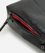 Mochila Satinato de poliuretano color negro, de diseño rectangular con solapa frontal, cierre magnético, bolsillos laterales con cierre y correas ajustables.